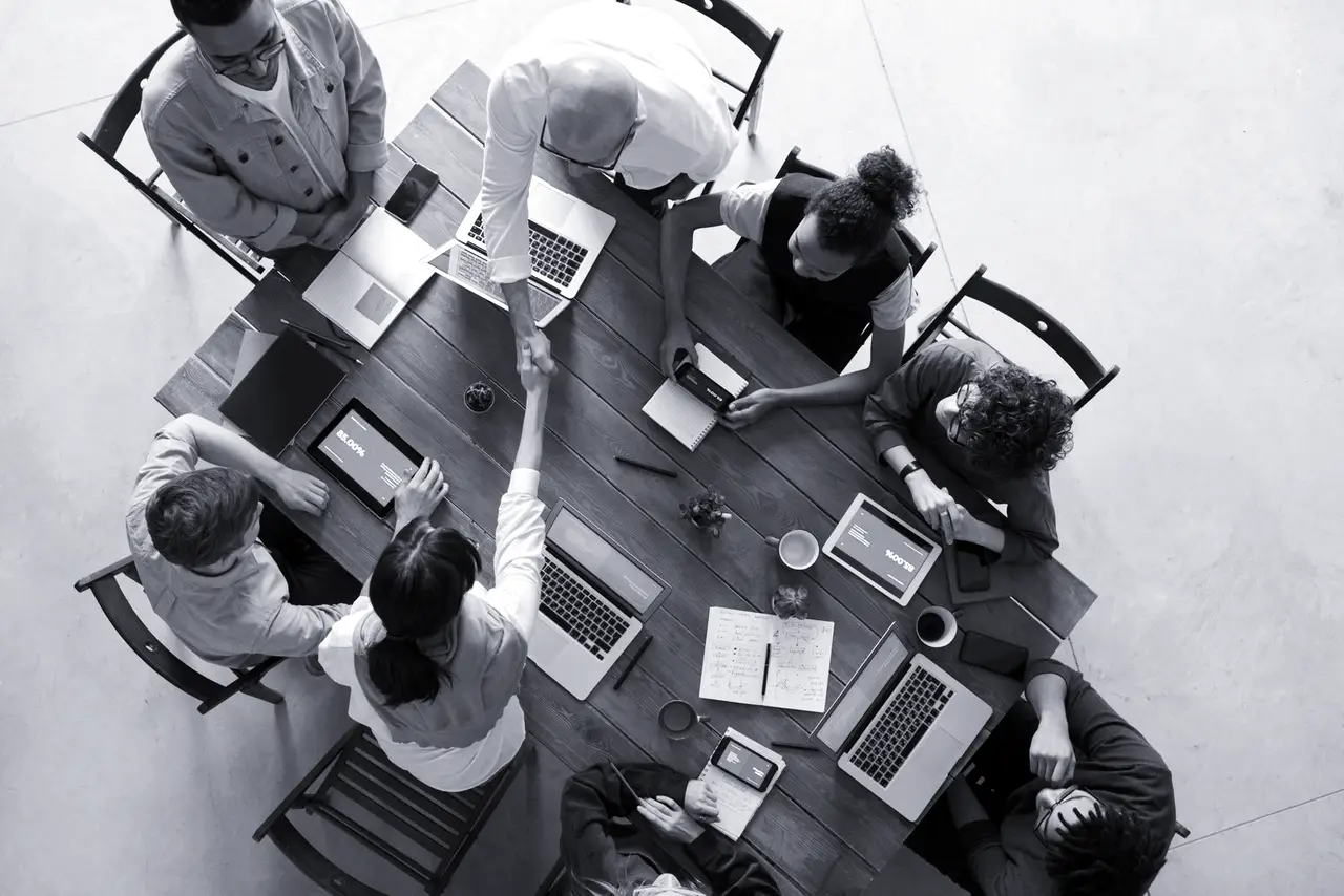 Partnerzy biznesowi podający sobie dłonie przy rozpoczęciu współpracy